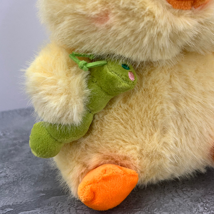 عکس شماره:0 , عروسک مدل جوجه زرد کرم به دست، ارتفاع 22 سانتی متر