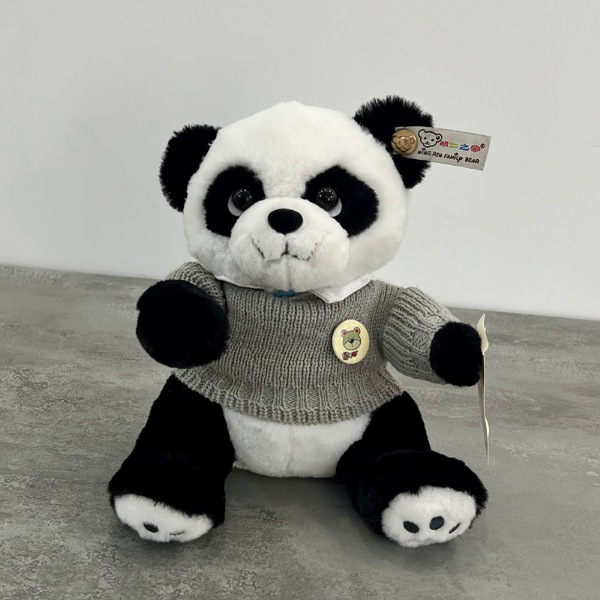 عکس اصلی عروسک مدل پاندا با لباس بافتنی ارتفاع  25 سانتی متر کد 961